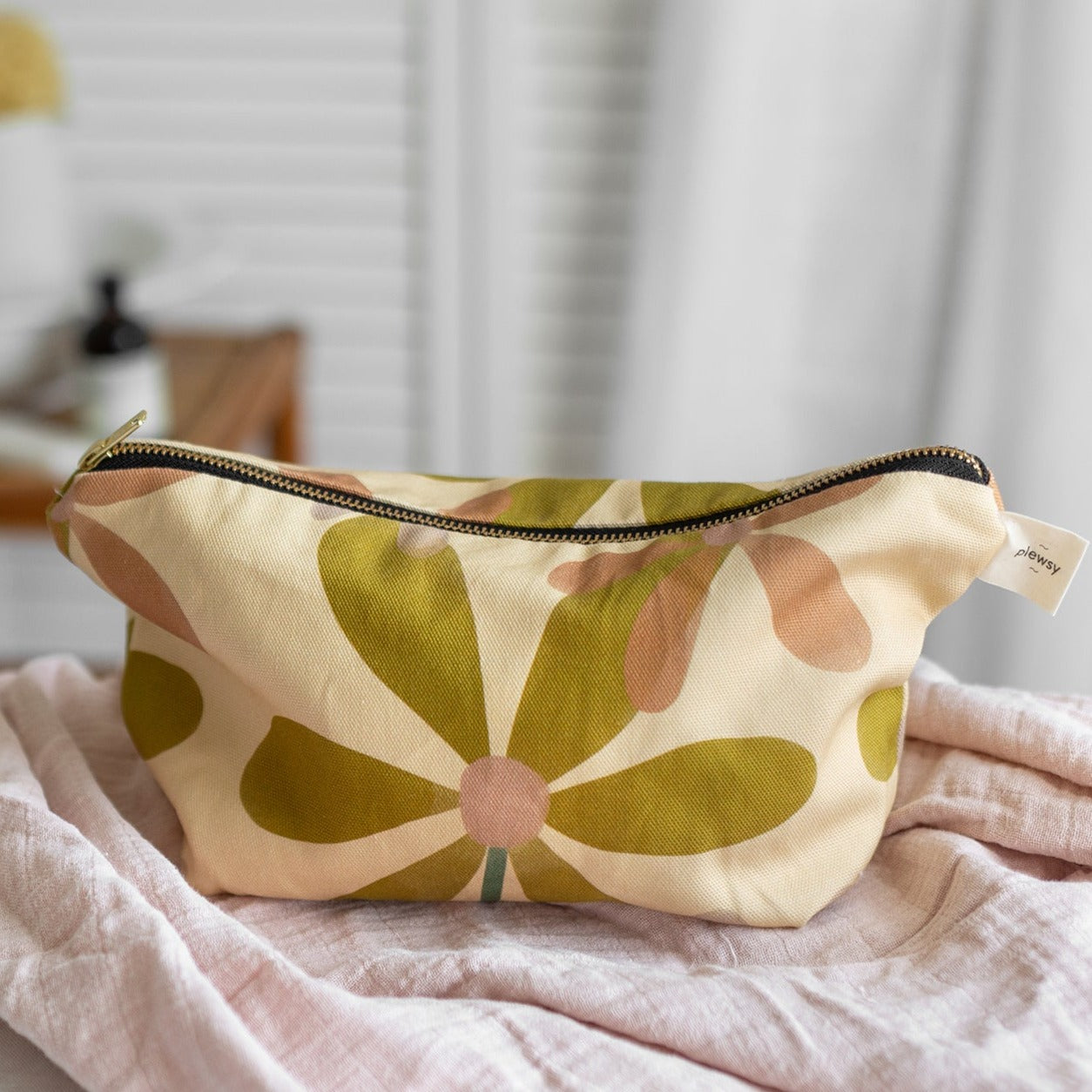 daisy-floral-wash-bag