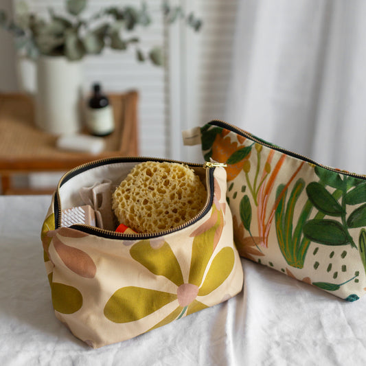 Daisy design wash bag Printed on sustainable cotton, with a high quality YKK brass zip and natural panama cotton lining.