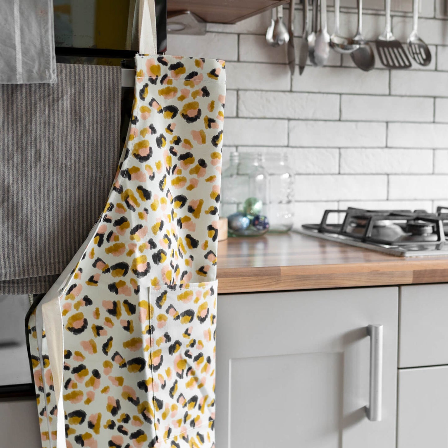 leopard-print-adult-apron