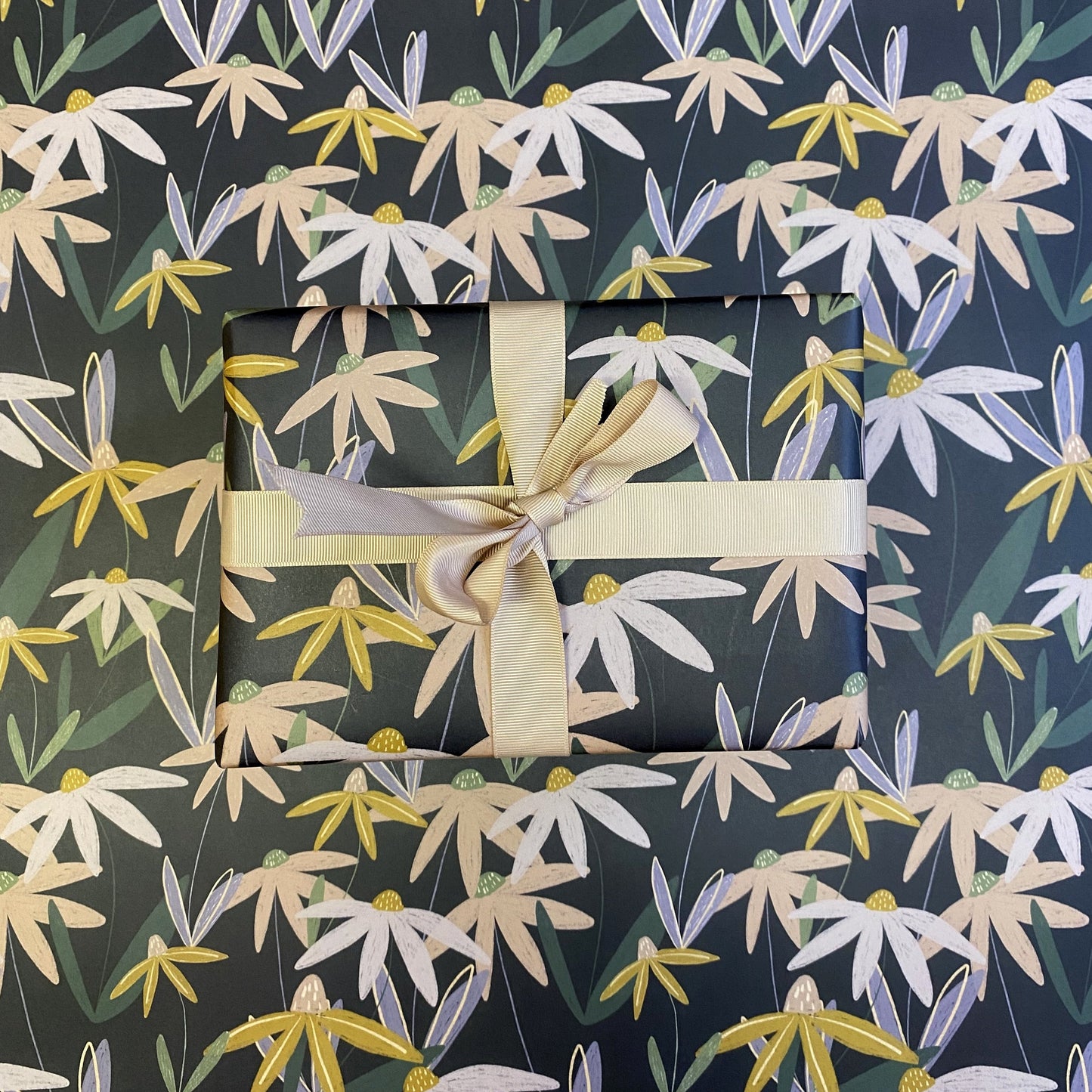 luxury-navy-daisy-gift-wrap