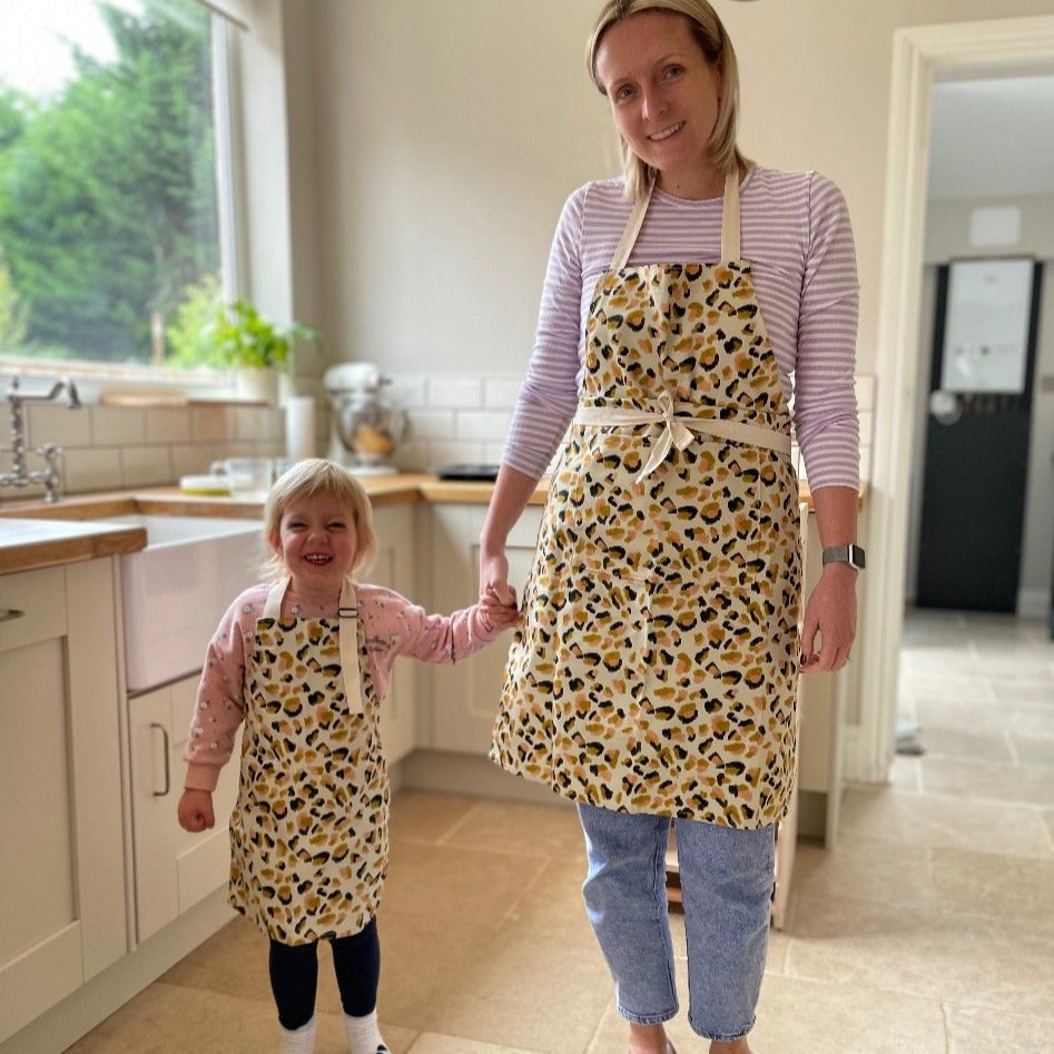 mummy-and-me-matching-aprons